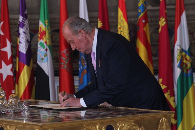 Don Juan Carlos firma la Ley de Abdicación. Casa de S.M. el Rey / Borja Fotógrafos.