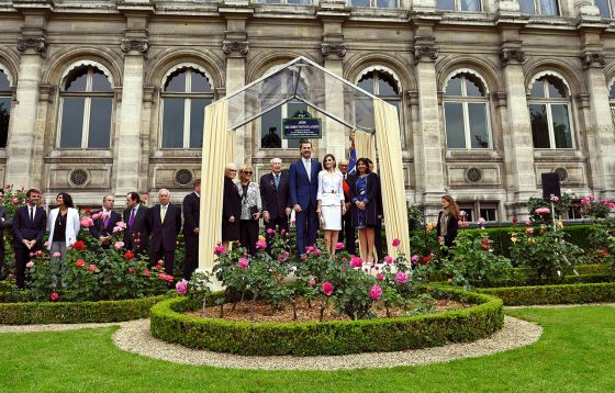 El 3 de junio de 2015, los Reyes inauguraron un jardín en homenaje a combatientes republicanos españoles de 'La Nueve', que contribuyeron a liberar la ciudad de los nazis. /ERIC FEFERBERG (GETTY)
