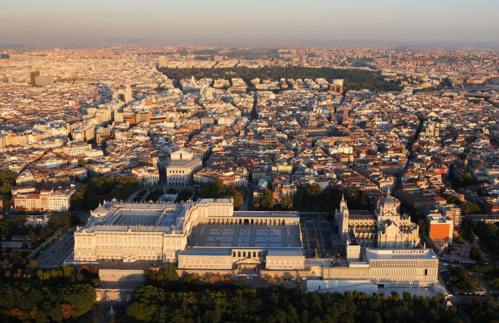 Vista panorámica de Madrid con el Palacio Real, la Galería de las Colecciones Reales y la Almudena en primer plano