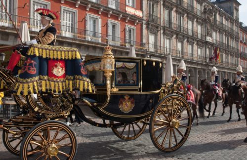 La berlina de gala con una embajadora, a su paso por la Plaza Mayor. © Guardia Real