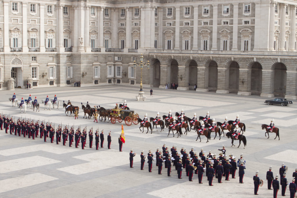 La comitiva hace su entrada en la Plaza de la Armería. © Guardia Real