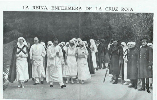 Victoria Eugenia con el uniforme de enfermera de la Cruz Roja, durante su visita al Hispital de San José y Santa Adela. La Esfera, 19.11.1921. BNE