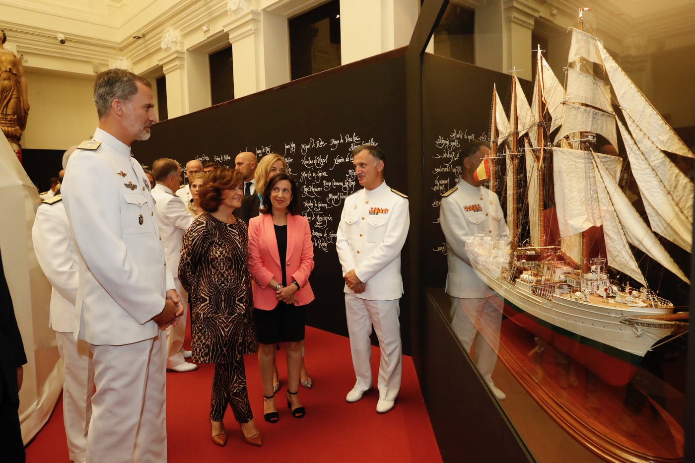 El Rey junto a la maqueta del buque-escuela J. S. Elcano en la exposición : “Fuimos los Primeros. Magallanes, Elcano y la Vuelta al Mundo”