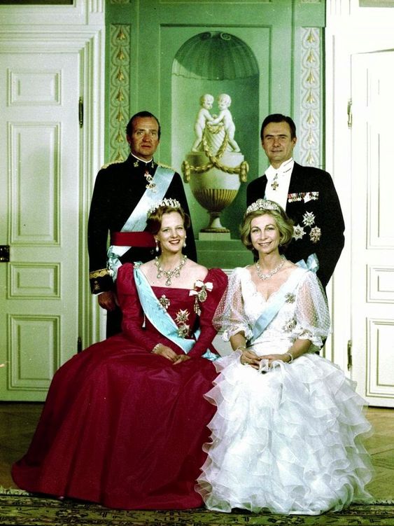 Los reyes Juan Carlos y Sofía, junto a Margarita de Dinamarca y su esposo el príncipe Enrique