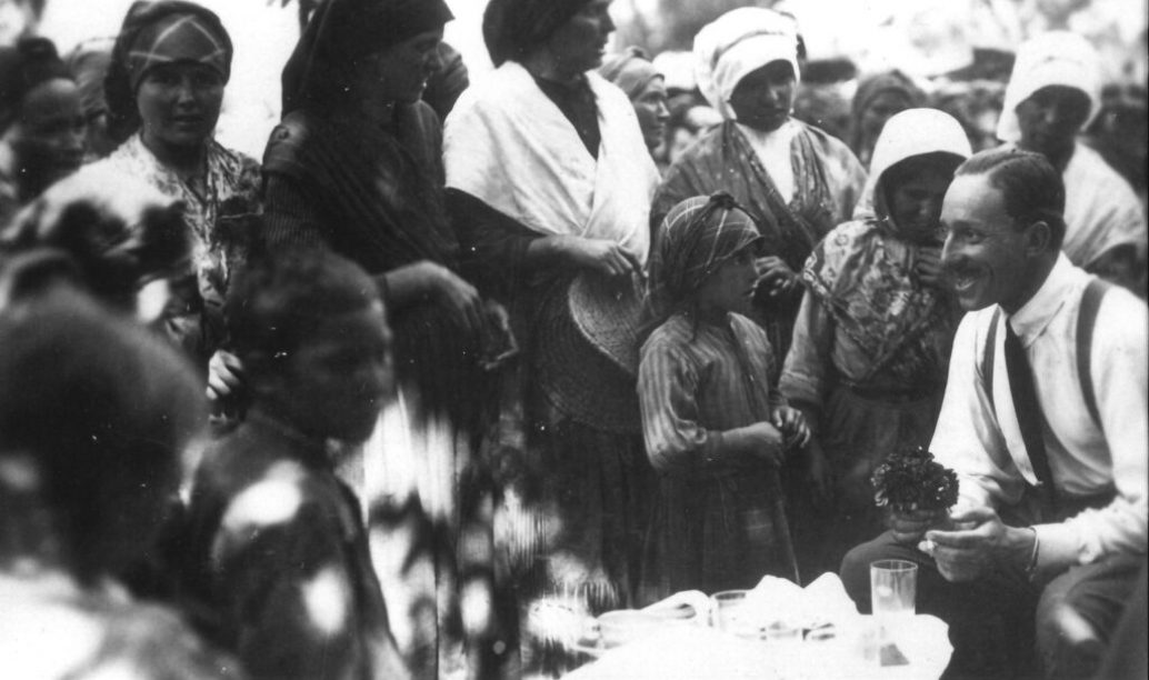 Alfonso XIII con niños hurdanos. Fuente: Archivo de la Fundación Ortega-Marañón