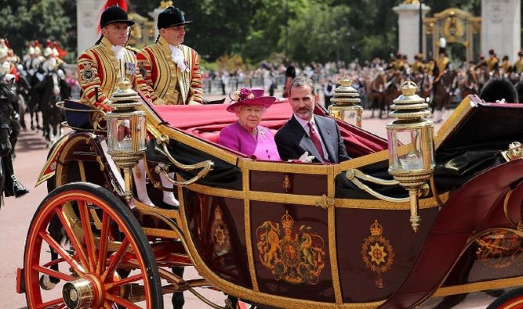 Felipe VI junto a Isabel II, camino a Buckingham Palace