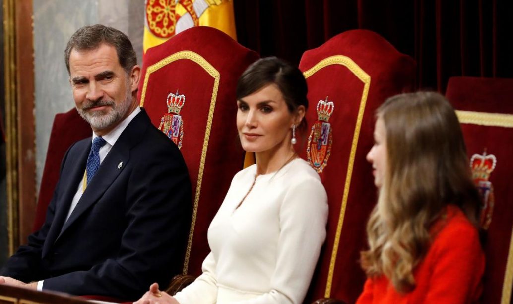 El rey Felipe, junto a la reina Letizia y la princesa Leonor. EFE/Ballestero