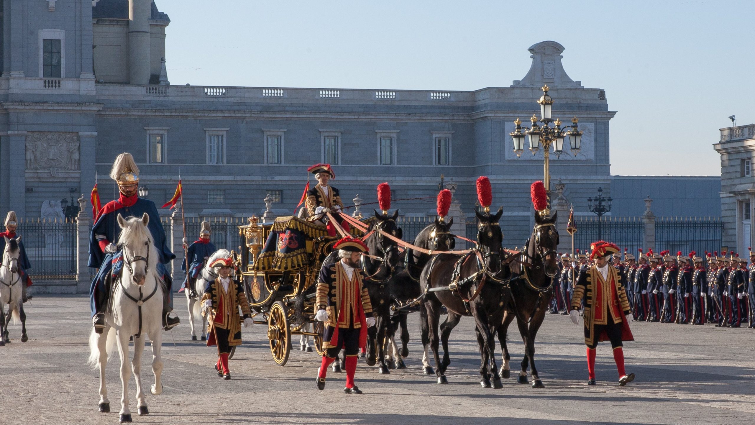 La comitiva de un embajador en la plaza de la Armería del Palacio Real. Fuente: Guardia Real