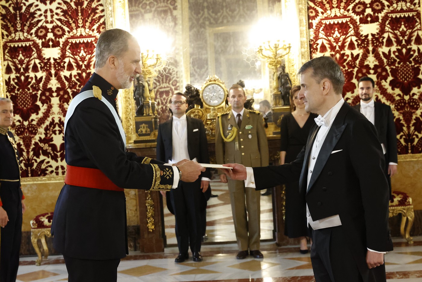 Don Felipe recibe las Cartas Credenciales del Embajador de Rumanía, George Gabriel Bologan en la primera ceremonia completa tras la pandemia. Fuente: Casa de S. M. el Rey