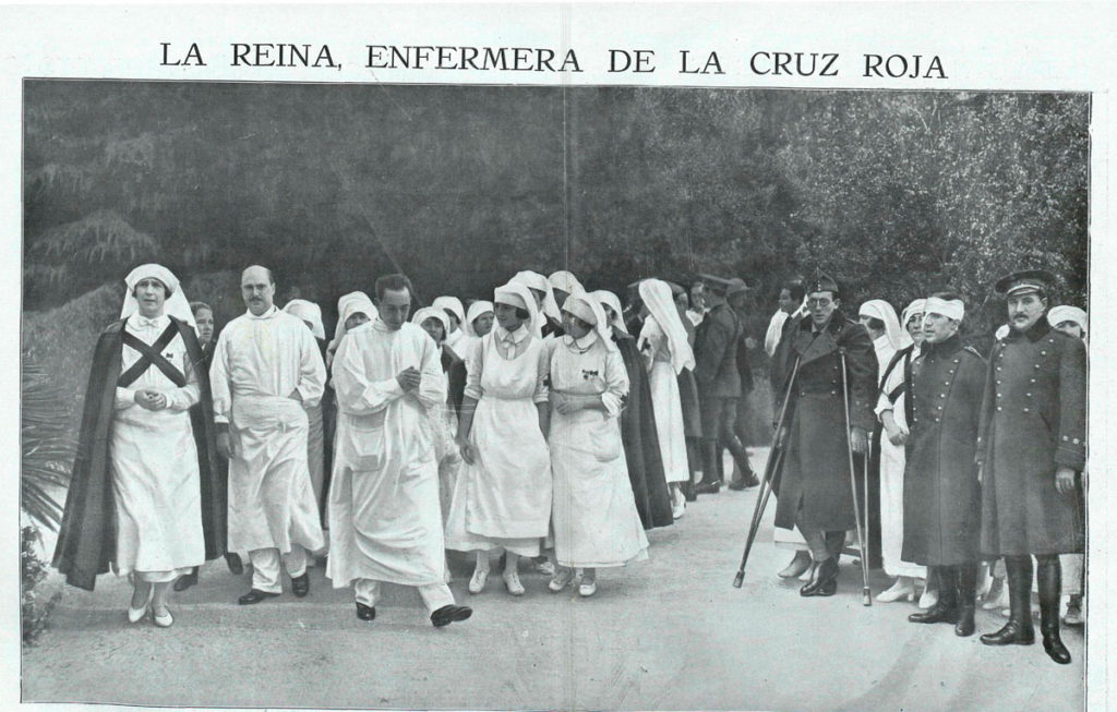 Victoria Eugenia con el uniforme de enfermera de la Cruz Roja, durante su visita al Hispital de San José y Santa Adela. La Esfera, 19.11.1921. BNE