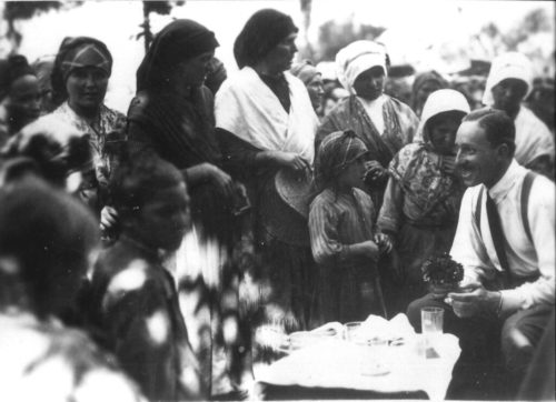 Alfonso XIII con niños hurdanos. Fuente: Archivo de la Fundación Ortega-Marañón